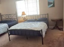 Surrey-Delta Guest House - Private Rooms - Free Parking, Walk to Transit