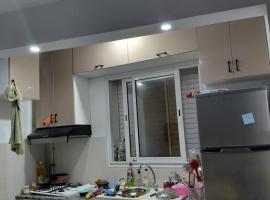 maison sale cuisine et deux chambre, hotel a Monastir