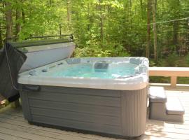 Eastman Home with Hot Tub & 3BR 6 Beds, hotel em Grantham