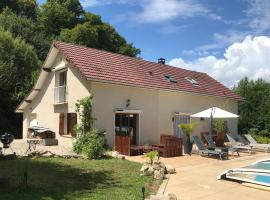 Maison au calme vacances au vert en famille – hotel w mieście Écrilles