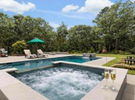 Luxury Hilltop Villa East Quogue, hotel u gradu 'East Quogue'