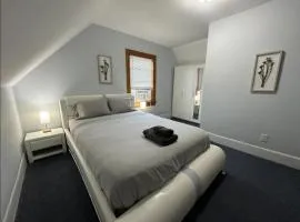 -No55- Lovely Large Room in a House - 10 min to Green Line and Red Line T Stations & Tufts University - Centrally Located at Somerville Boston