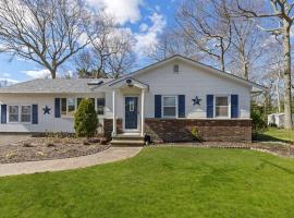 Poppy's Hampton House:Large Yard,Beach,Newly Renovated, Hotel in Hampton Bays