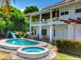 Casa de Campo con piscina y billar en Punta Chame -5 Habitaciones-