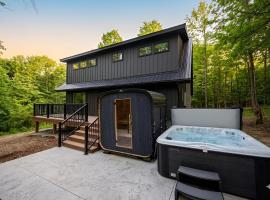 Luxury Retreat, Hot Tub, Sauna & Lake Ann Beach, hotel v destinaci Lake Ann