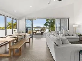 Pelican Retreat - Pet Friendly - Absolute Waterfront