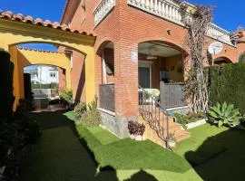 Casa Familiar con Piscina en Zona Tranquila de Miami Playa - ES-9-153