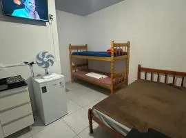 NOVO, Apto Completo com Cozinha, Banheiro privativo, Internet rápida e Estacionamento