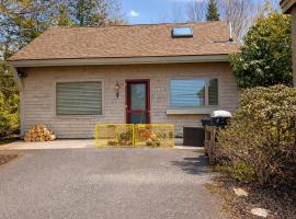 Cozy Coastal Hideaway with Harbor Views, Hotel in Tremont