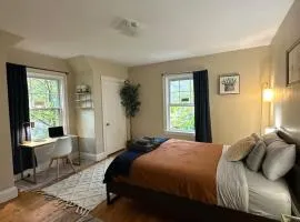 -No30- Enjoyable Spacious Room in a House - Steps away from Harvard Square & Red Line T Station at Cambridge Boston