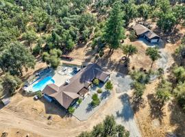 Yosemite Sunrise Retreats - 2 Homes, 4000 Sqft, Epic Family Reunion, hotel i Mariposa