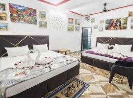 Janki Je Bhawan Homestay , Ayodhya - Step away from Ram Temple: Ayodhya şehrinde bir otel