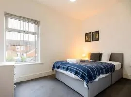 Large 5BR Property near Alton Towers - Sleeps 8 with Parking