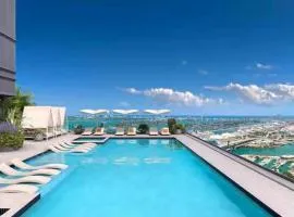 New Luxury 1BR 2BA - Sleeps 5 - Pool - High Floor
