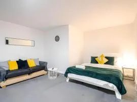 Derby Studio, Sleeps 4, Free Parking & Close to amenities