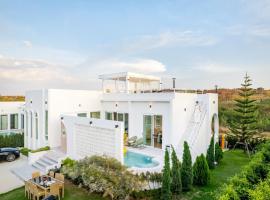 Grand Colline Pool Villa Khao Yai แกรนด์ คลอลิน พูลวิลล่า เขาใหญ่, hotel i Pak Chong