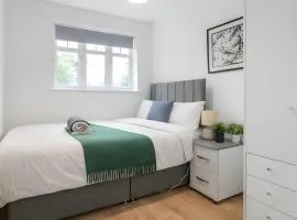 Central Wigan Large House - Ideal for Contractors & Families