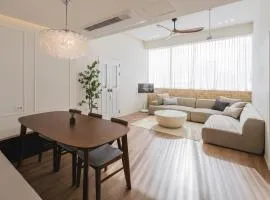 stay peaches Gyeongju l 10 people l 3 minutes to Wangnyeong l 5 minutes to Hwangnidan-gil l 5 beds l 30 pyeong private house l 스테이피치스 경주
