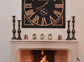 Villa des Glycines, &rho;&omicron;&mu;&alpha;&nu;&tau;&iota;&kappa;ό &xi;&epsilon;&nu;&omicron;&delta;&omicron;&chi;&epsilon;ί&omicron; &sigma;&epsilon; Thouars