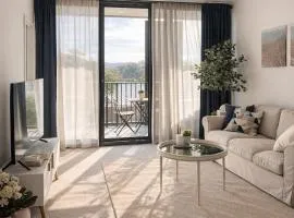 Modern 2BR 2Bath with Balcony near ANU & City Quiet Stay Free Parking