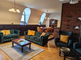 Velvet Attic Elegance - Luxe 3BR Nagykőrös Center