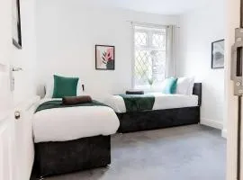 Stoke-on-Trent 3BR Home - 25 Mins to Alton Towers & Parking