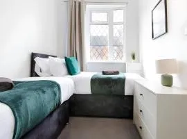 Modern 3BR Family Retreat - Close to Alton Towers with Free Parking