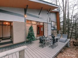 Hilltop Villa Karuizawa - Peaceful Hilltop Forest Retreat with Mountain View, hotel v destinaci Cumagoi