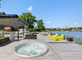 Exclusive lakefront villa in Stockholm city – hotel w mieście Solna