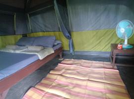 Tony's country glamping chalet with private bathroom, hotel a Manlalec