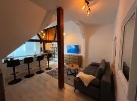 Modernes Loft mit Holzbalken und Charme