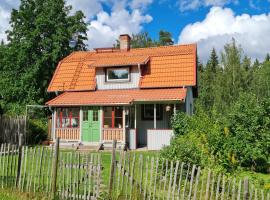 Cozy house in nature near ski resort Romme Alpin, hotel u gradu Borlenge