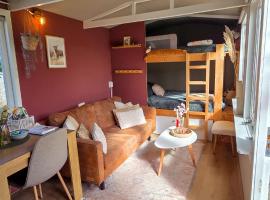 Tinyhouse op de Veluwe, het buitenleven, khách sạn ở Oene