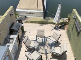 Exclusivo Chalet con Muelle Privado, Terraza y Seguridad 24 horas 7 dias de la semana, hotel en El Morto de Barcelona