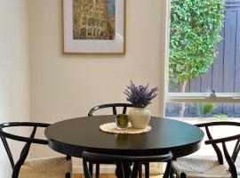 Melbourne 2 bedroom Bayside Retreat with bathtub- Near Westfield Shopping Center-Free Parking, Hotel in Highett