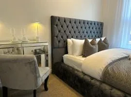 Comfortable room ,shared kitchen,5 min to the beach and O2 academy