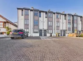 Luxury 3-Bed house, Beach 300m, Sleeps 6, Parking