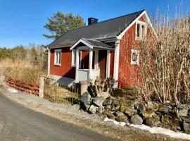 Stuga i gammal by nära bad och skog