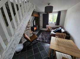 Welsh hilltop escape Llandeilo-Glamping and holiday let, khách sạn ở Llandeilo