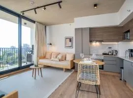 Luxury Retreat Modern 1BR Pool and Gym 704