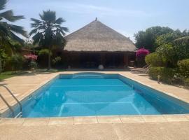 Superbe villa avec piscine privée à 500m de la plage à Nianing, Hotel in Nianing