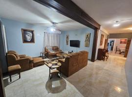 Cozy Groundfloor 2BR Getaway in Old Harbour, Hotel in Spanish Town