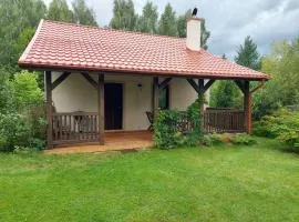 Domek nad jeziorem, łódka, kajak