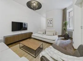 2BR Old Town Apartment near St Peter's Church