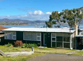 Ocean View Holiday Home - Easy Access to Hobart