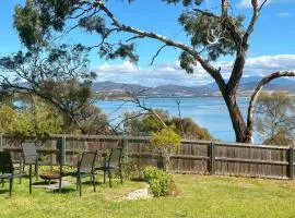 Ocean View Holiday Home - Easy Access to Hobart