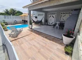 Casa cinza em frente à praia em condominio