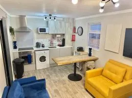 7-bed Compact Chalet Near Glasgow Sleeps up to 14 - Maryville Caravan Site Uddingston, Glasgow