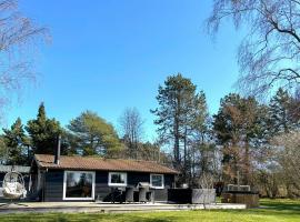 Summer House With Wilderness Bath By Kårup Forest, hotel sa Fårevejle