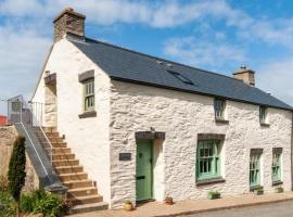 Converted Buttery Cottage in Pembrokeshire、Mathryのホテル